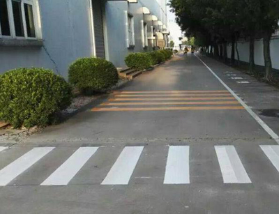 西安道路划线价格 西安厂区划线标线施工图片